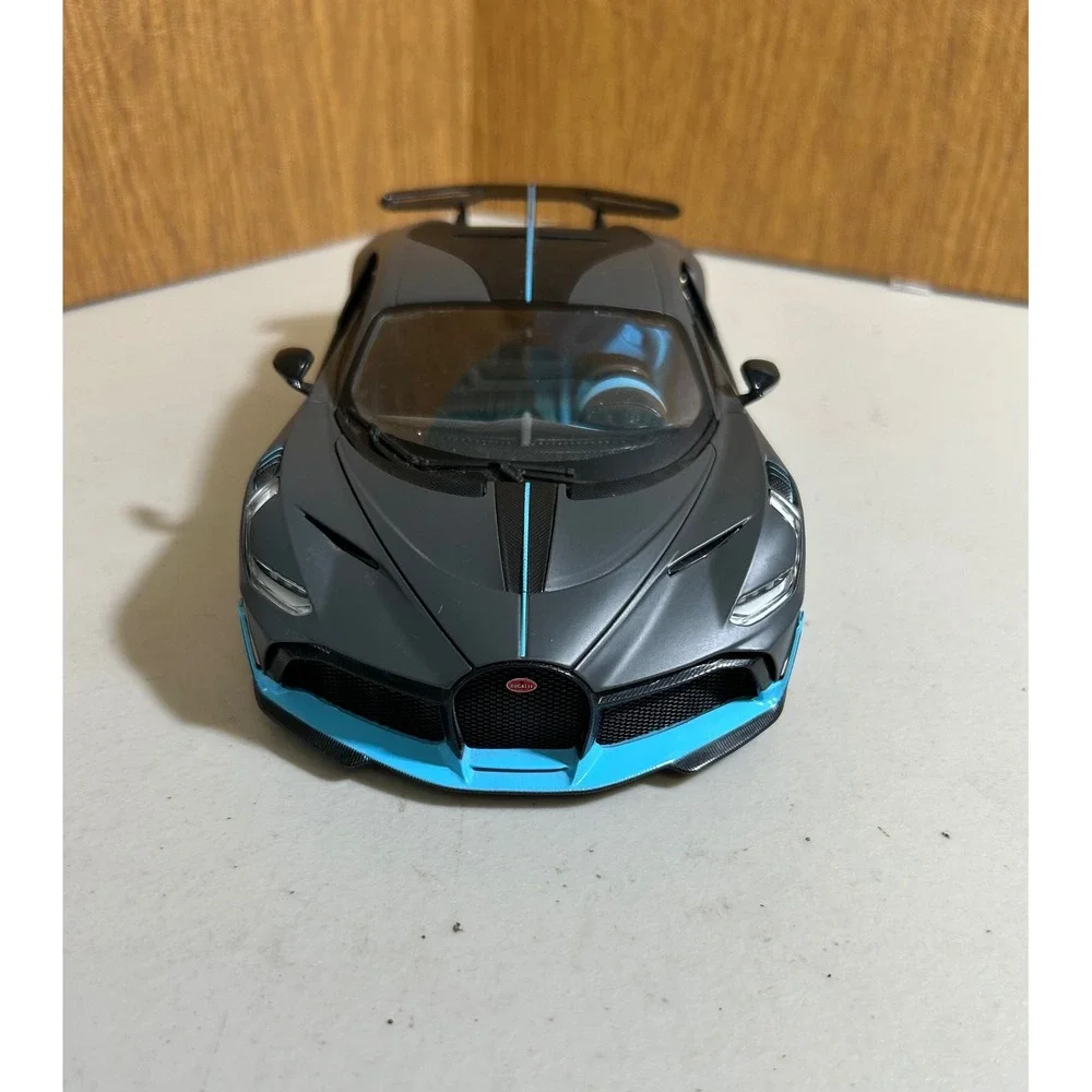 1:18 Diecast Car Bugatti Divo Matte Gray/Black/Blue Special Edition